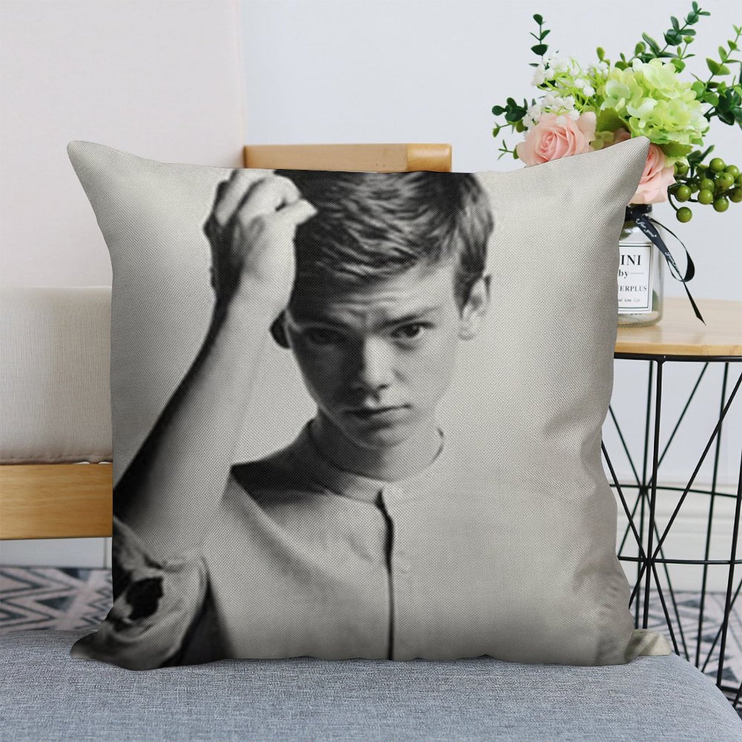 Thomas Brodie-Sangster 9 Linen Throw Pillow Cover
