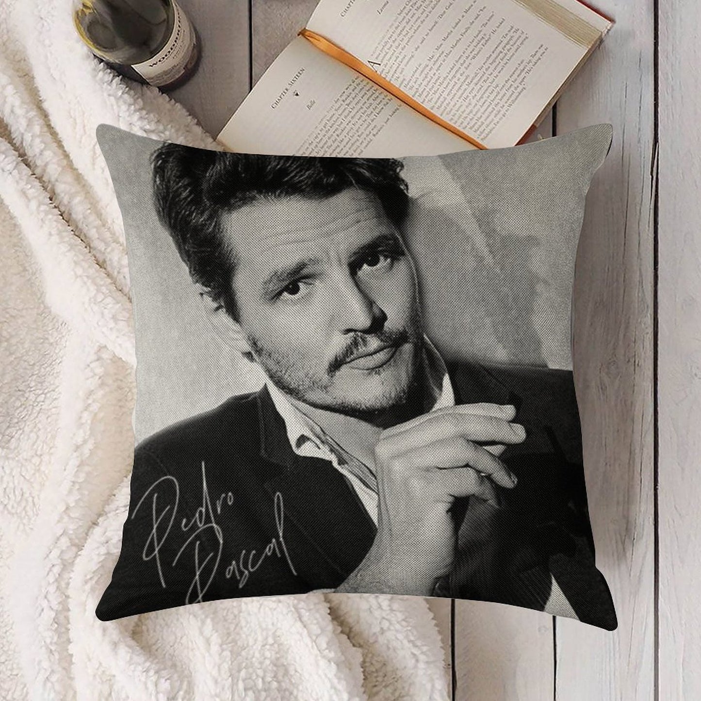 Pedro Pascal - BW III Linen Throw Pillow Cover