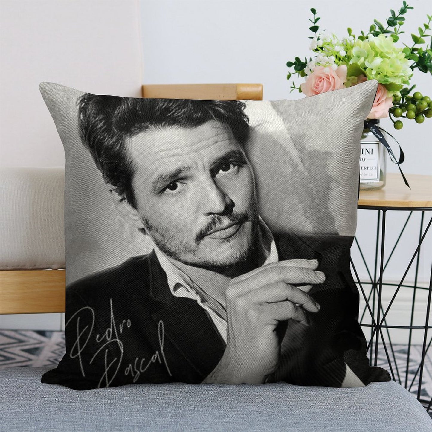 Pedro Pascal - BW III Linen Throw Pillow Cover
