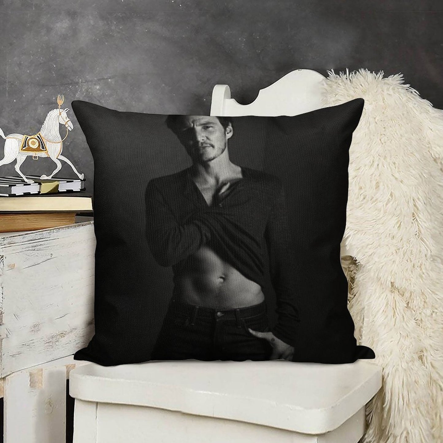 Pedro Pascal - BW I Linen Throw Pillow Cover