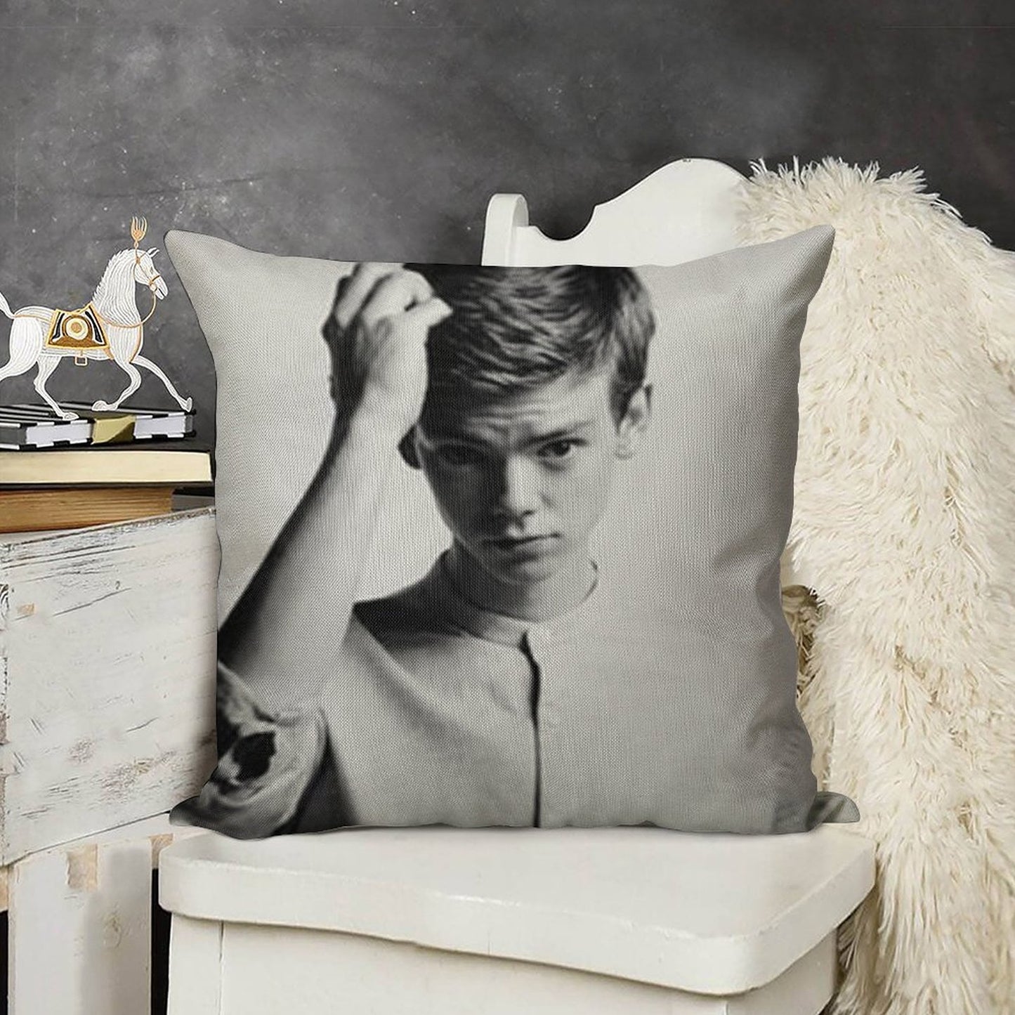 Thomas Brodie-Sangster 9 Linen Throw Pillow Cover