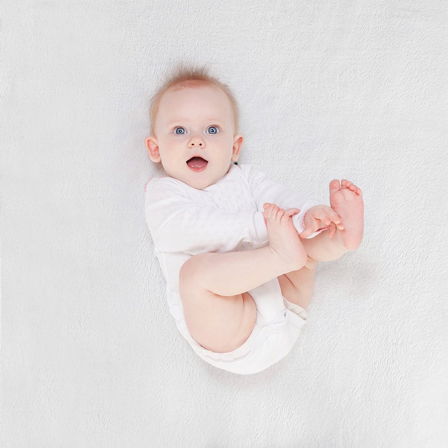 Waving Black Cat – Friendly Paw Sticker Throw Blanket