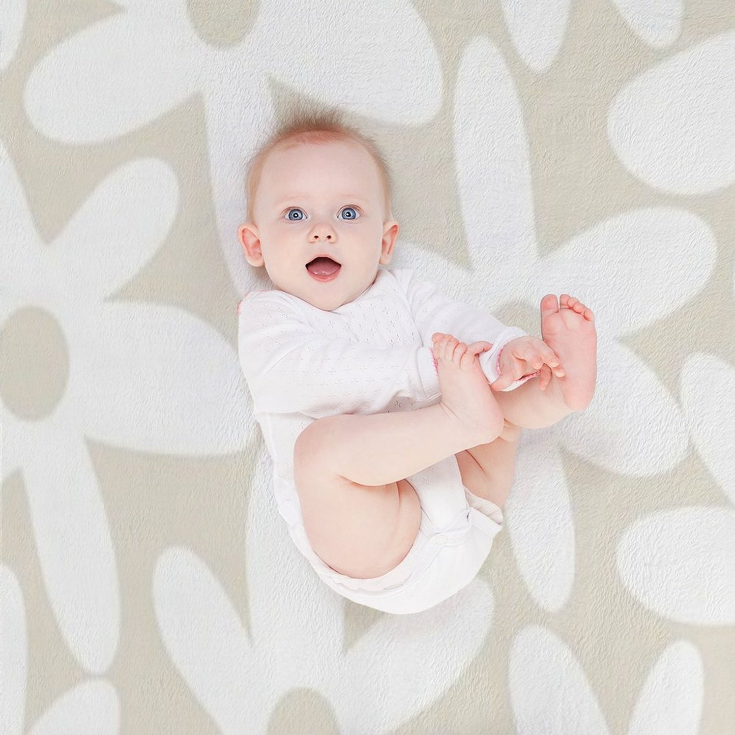 Daisy Time Floral Pattern in White And Beige Throw Blanket