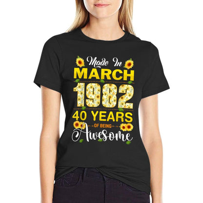 40th Birthday Flowers Gift for Women Born in March 1982  Rolled Sleeves T-Shirt