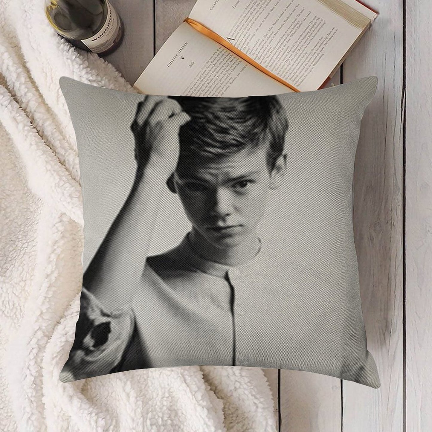 Thomas Brodie-Sangster 9 Linen Throw Pillow Cover