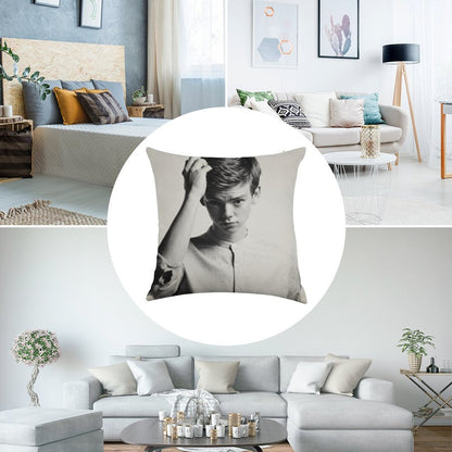 Thomas Brodie-Sangster 9 Linen Throw Pillow Cover